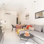 Beautiful & Fully Renovated 2bd - In Center - 20 Meters From شقة