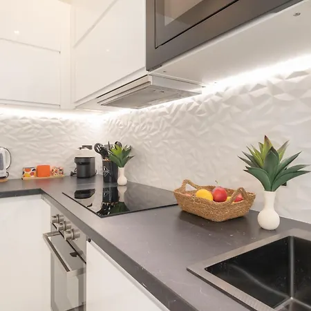 Beautiful & Fully Renovated 2bd - In Center - 20 Meters From Apartment *
