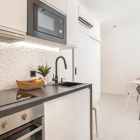 Beautiful & Fully Renovated 2bd - In Center - 20 Meters From Апартаменты Фуэнхирола