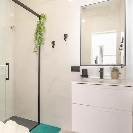 Beautiful & Fully Renovated 2bd - In Center - 20 Meters From Apartamento *