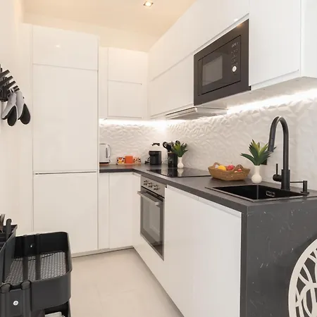 Beautiful & Fully Renovated 2bd - In Center - 20 Meters From