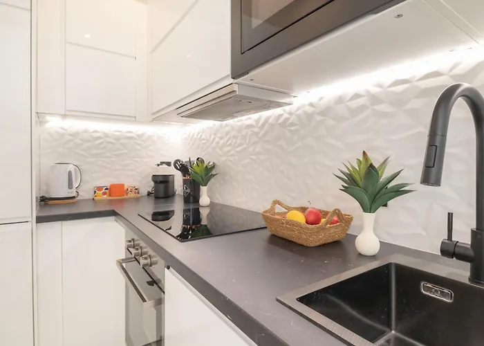 Beautiful & Fully Renovated 2bd - In Center - 20 Meters From アパート *