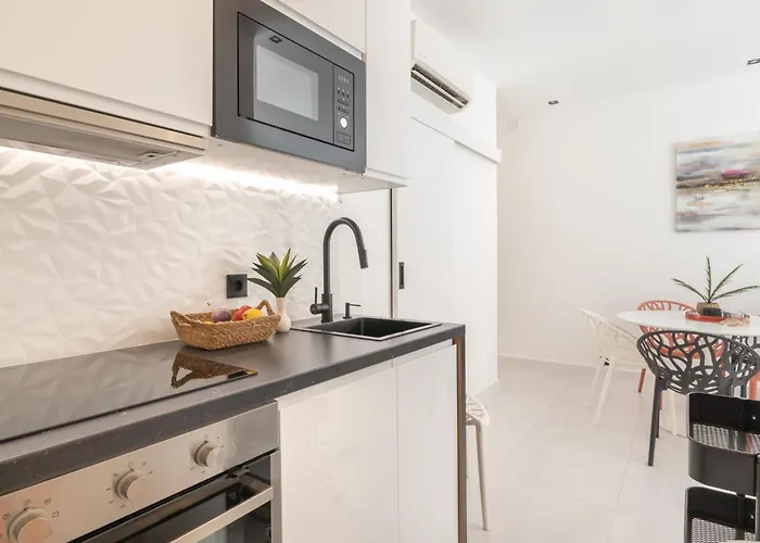 Beautiful & Fully Renovated 2bd - In Center - 20 Meters From アパート フエンヒロラ