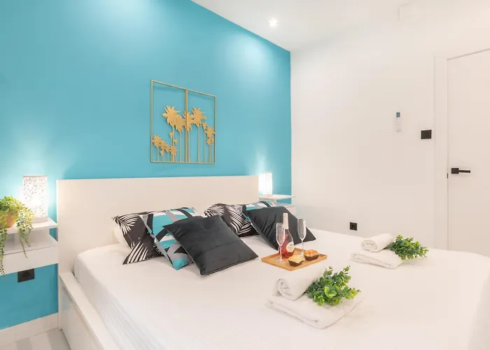 Beautiful & Fully Renovated 2bd - In Center - 20 Meters From フエンヒロラ