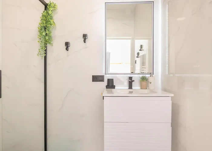 Beautiful & Fully Renovated 2bd - In Center - 20 Meters From アパート フエンヒロラ