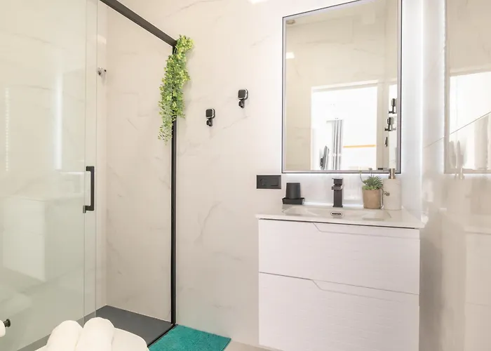 Beautiful & Fully Renovated 2bd - In Center - 20 Meters From アパート *