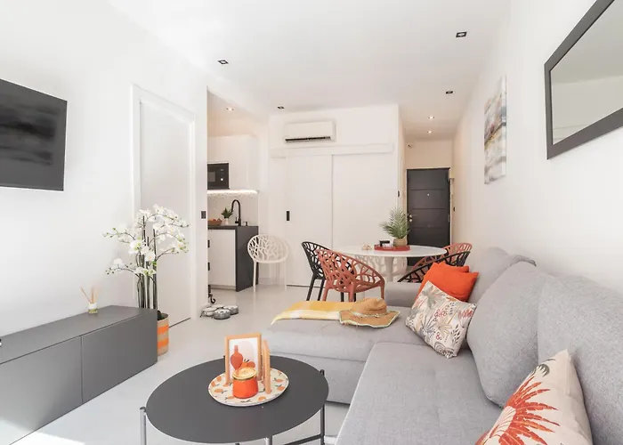 アパート Beautiful & Fully Renovated 2bd - In Center - 20 Meters From フエンヒロラ