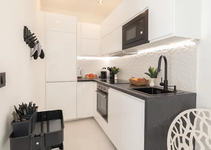 Beautiful & Fully Renovated 2bd - In Center - 20 Meters From