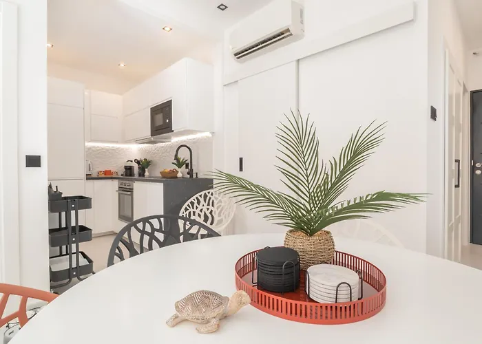 Beautiful & Fully Renovated 2bd - In Center - 20 Meters From * フエンヒロラ